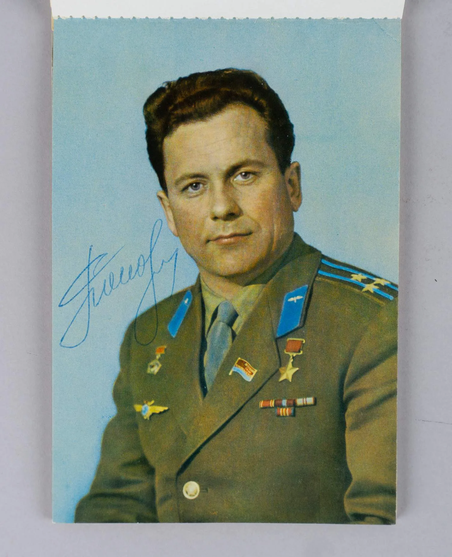 Буклет (17 открыток) «Лётчики-космонавты СССР». 1968. Автографы А.Г. Николаева, П.Р. Поповича, В.Ф. Быковского, В.А. Шаталова, Б.В. Волынова на открытках. — фото 3
