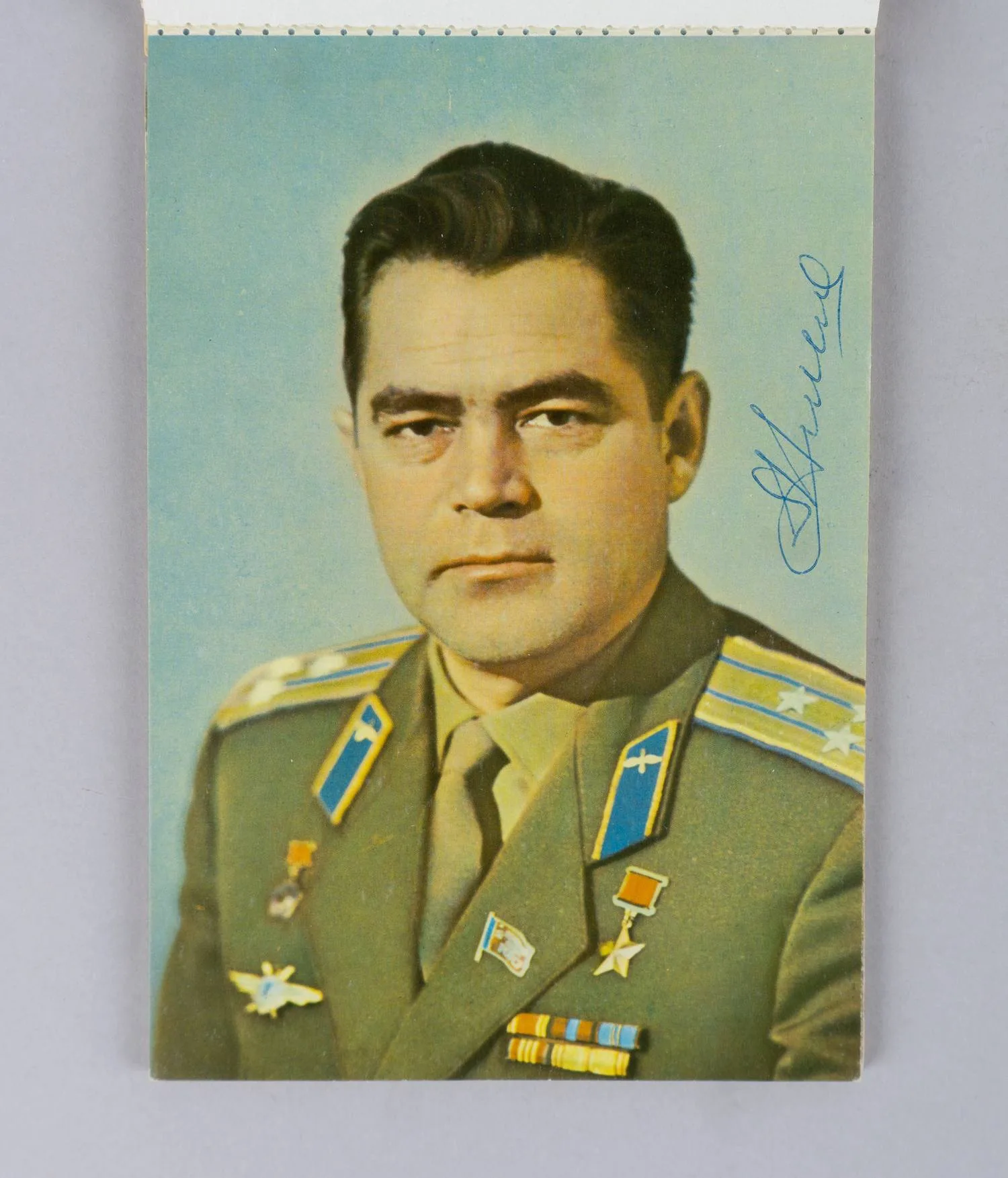 Буклет (17 открыток) «Лётчики-космонавты СССР». 1968. Автографы А.Г. Николаева, П.Р. Поповича, В.Ф. Быковского, В.А. Шаталова, Б.В. Волынова на открытках. — фото 2