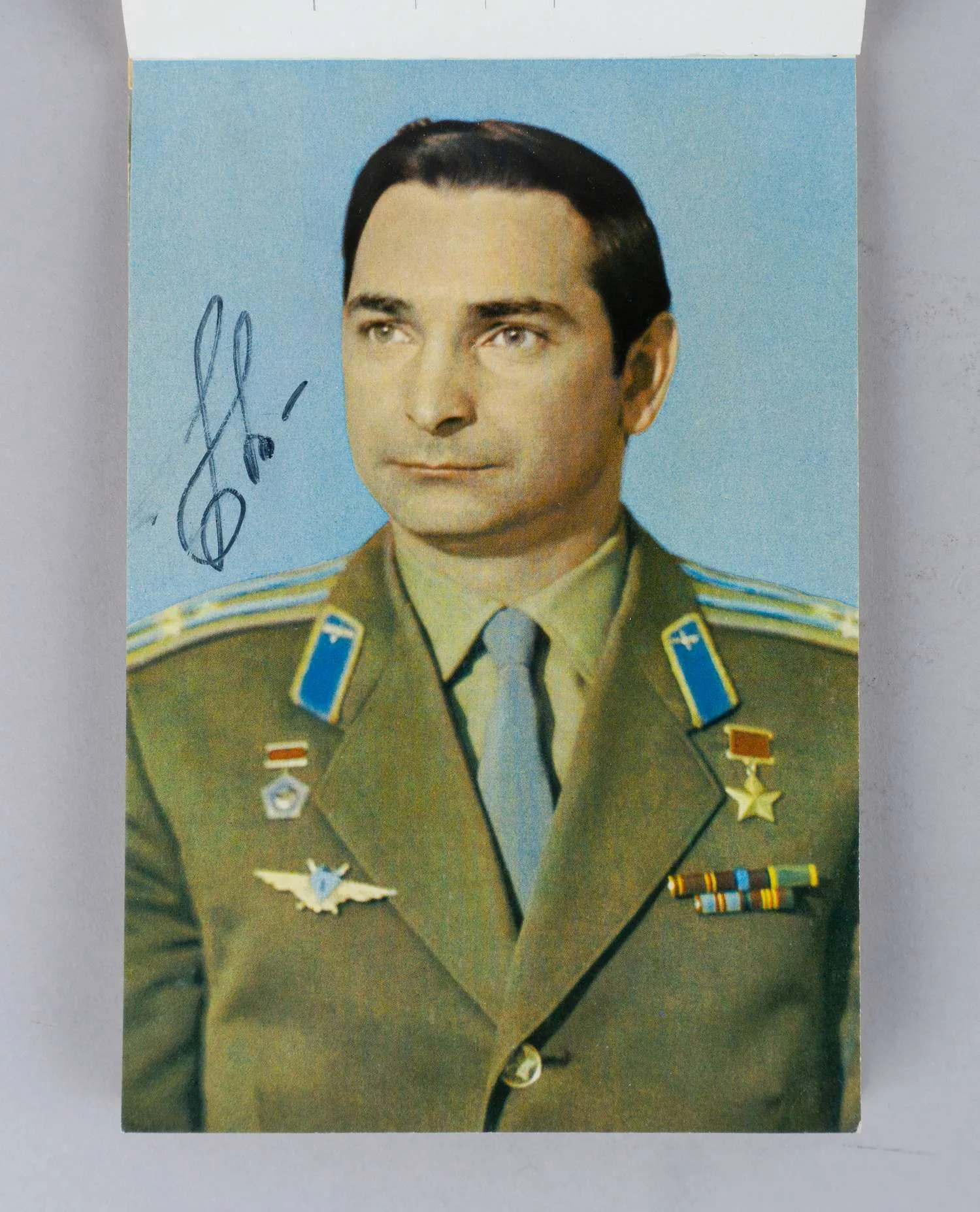 Буклет (17 открыток) «Лётчики-космонавты СССР». 1968. Автографы А.Г. Николаева, П.Р. Поповича, В.Ф. Быковского, В.А. Шаталова, Б.В. Волынова на открытках. — фото 4