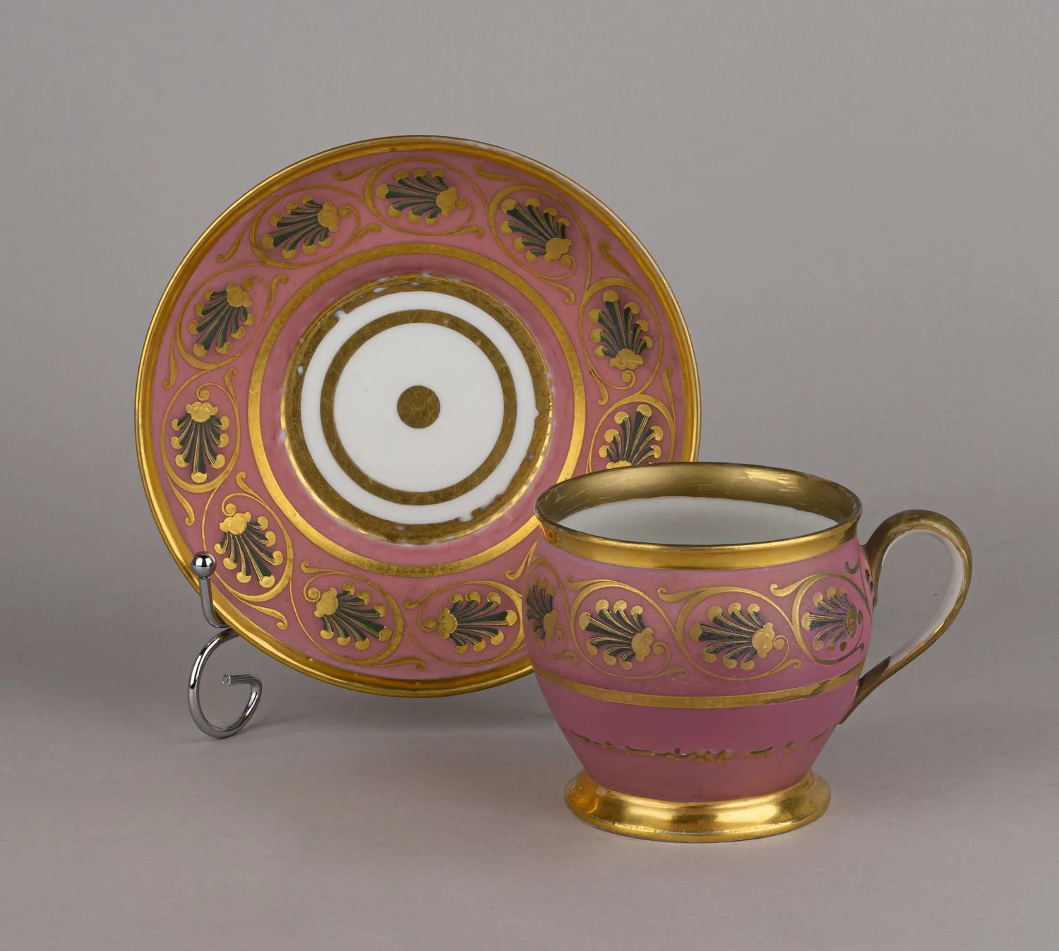 (Ампир) Чашка с блюдцем в стиле ампир. 1820-1830-е годы. — фото 1