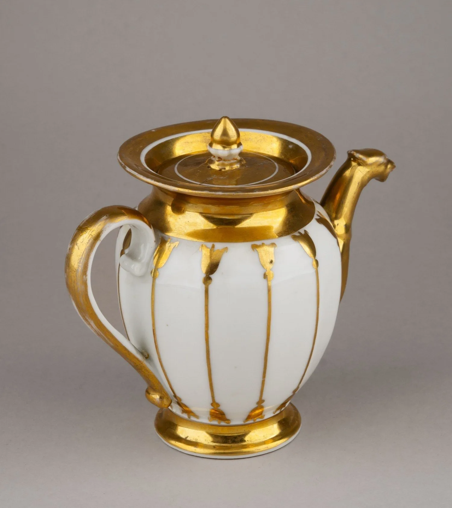 (Гарднер) Чайник с золотым крытьем. Россия, фабрика Ф.Я. Гарднера, 1825–1830-е годы. — фото 3
