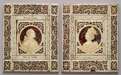 (Музейная редкость. Холмогоры) Косторезные портреты Великого князя Павла Петровича (Будущего императора Павла I) и Великой княжны Марии Федоровны. Россия, Холмогоры, по изображению медальера Егера Иоганна Каспара Готлиба для медали На бракосочетание Павла Петровича и Марии Федоровны (1776), 1776-1780-е гг.
