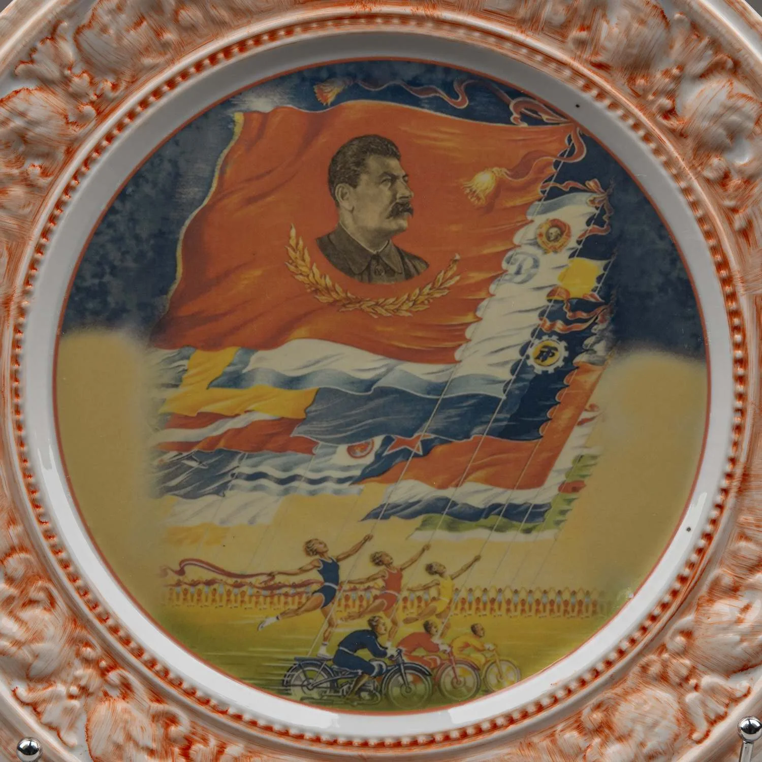 Блюдо "Да здравствует всесоюзный день физкультурника". СССР, По изображению на плакате М.Б. Храпковского 1952 года, вторая половина ХХ века. — фото 2