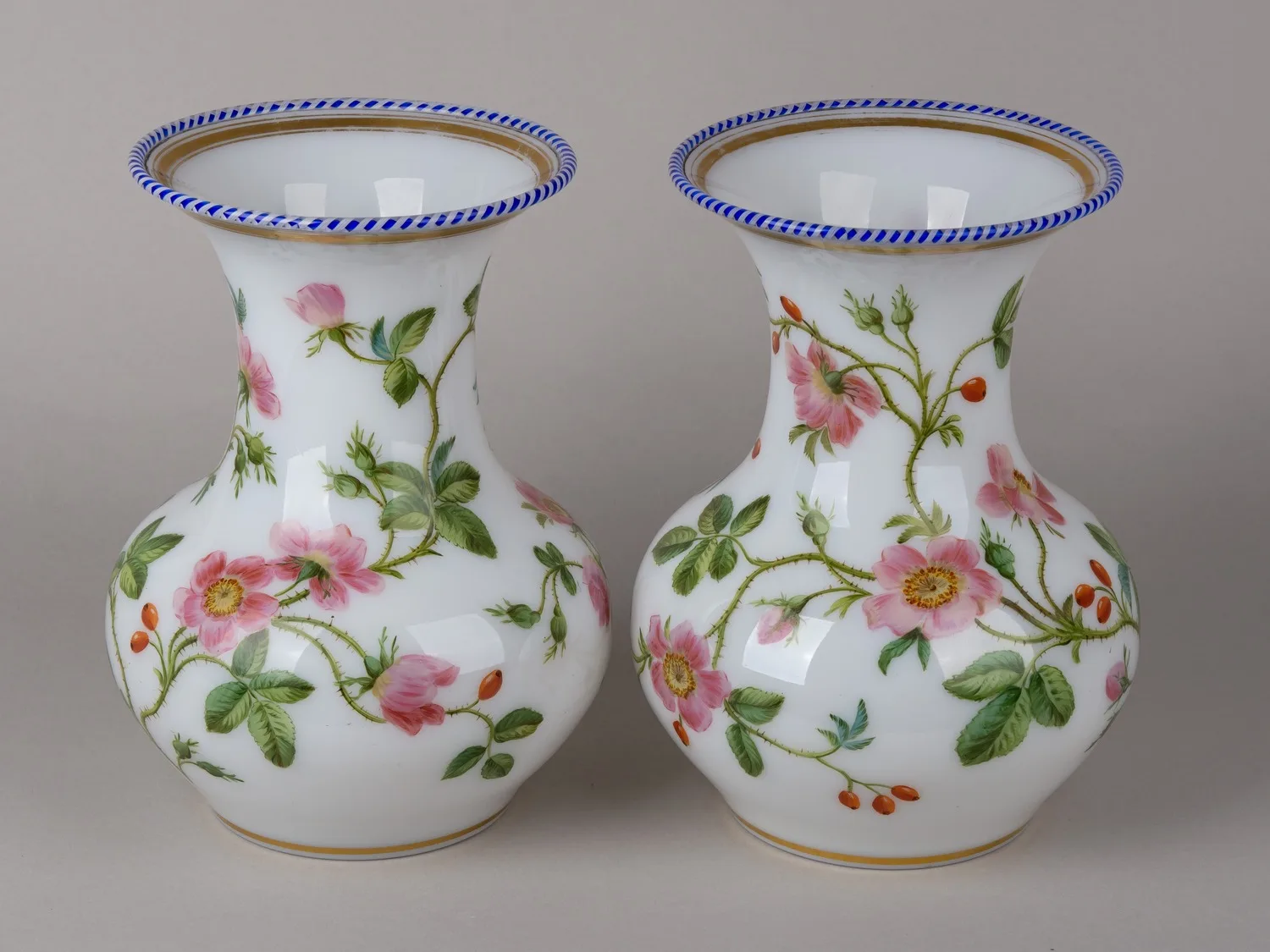 Парные вазы с эмалями «Дикая роза». Франция, фирма Baccarat, мастерская Jean-Francois Robert, начало 1840-х годов. — фото 2