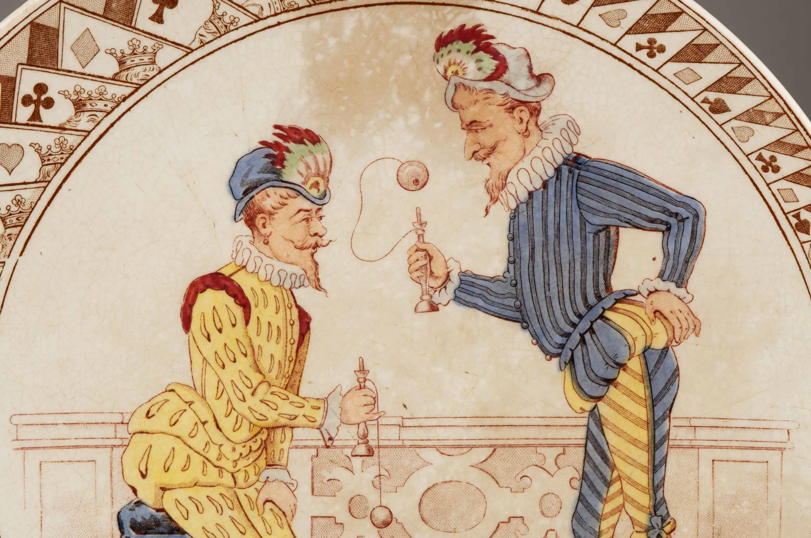 Десертная тарелка Le Bilboquet («Бильбоке») из серии «Старинные игры и развлечения». Франция, мануфактура Sarreguemines (Саргемин), последняя четверть XIX века. — фото 2