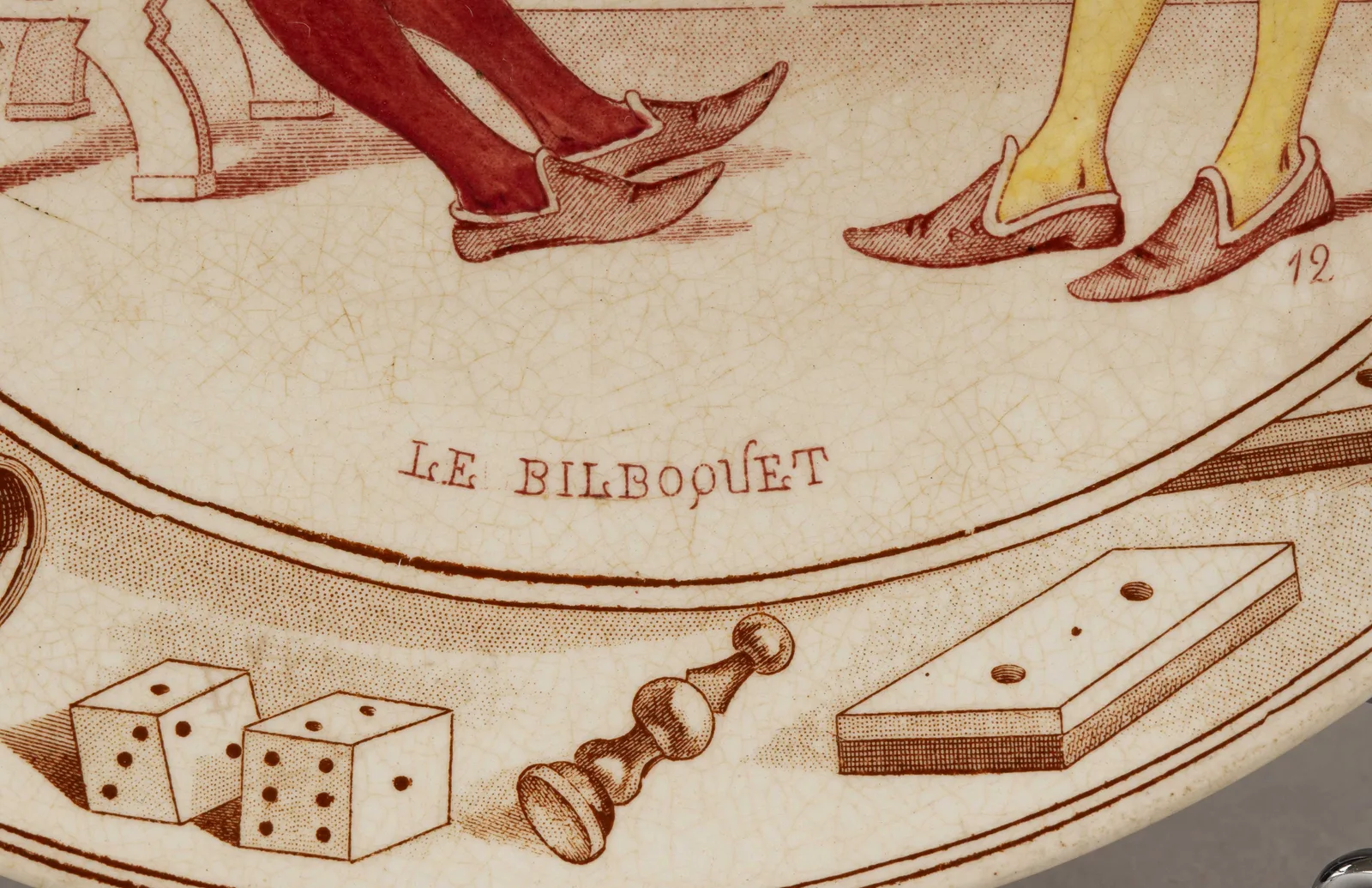 Десертная тарелка Le Bilboquet («Бильбоке») из серии «Старинные игры и развлечения». Франция, мануфактура Sarreguemines (Саргемин), последняя четверть XIX века. — фото 3