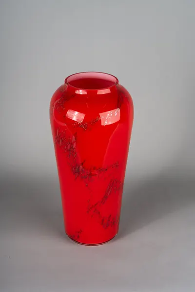 Ваза с алым нацветом, ураном и техникой бульгазе. Чехия, 1960-1970-е годы.