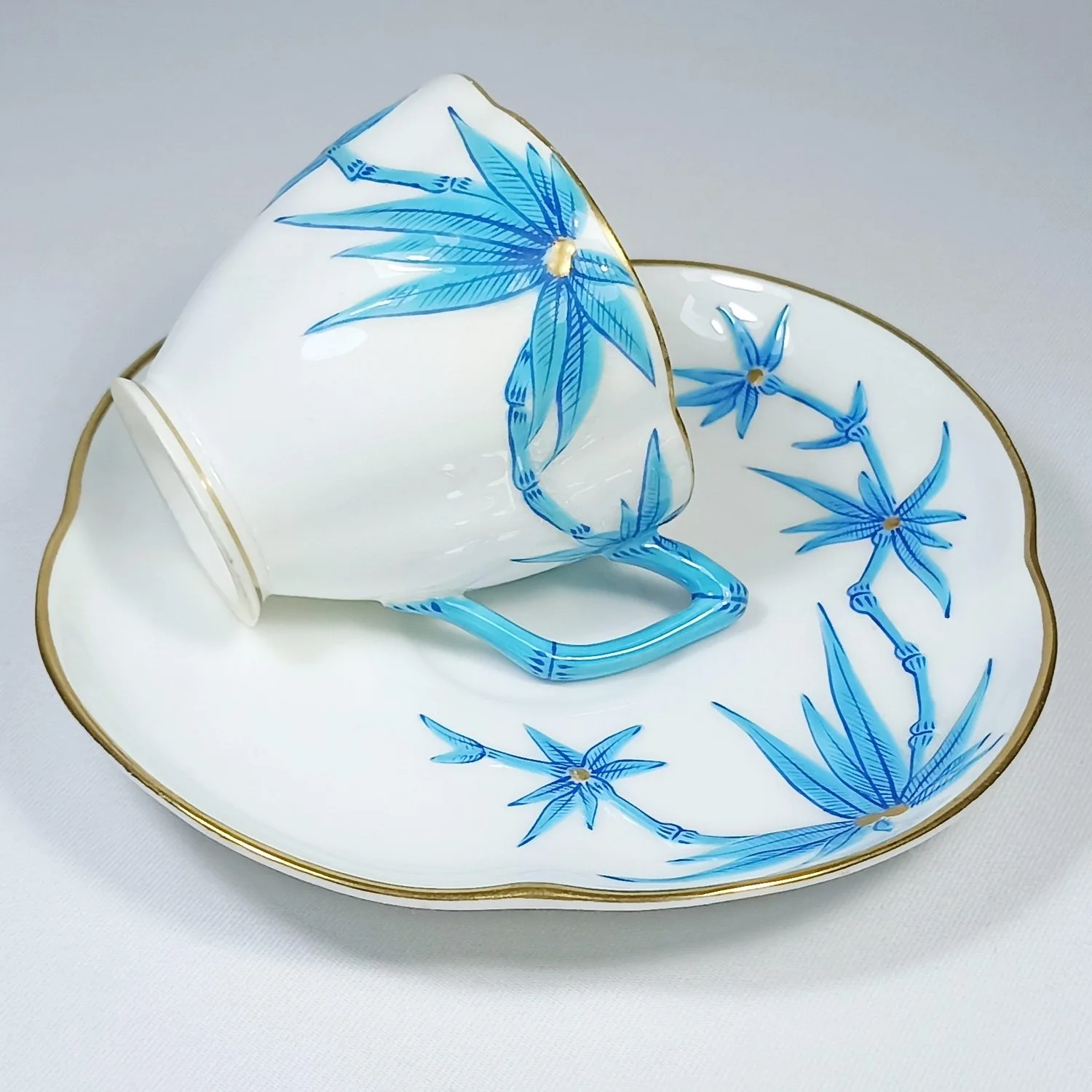 (Royal Worcester) Чайная пара с росписью в виде сказочного бирюзового бамбука. Англия, Royal Worcester, 1879. — фото 1