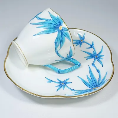 (Royal Worcester) Чайная пара с росписью в виде сказочного бирюзового бамбука. Англия, Royal Worcester, 1879.