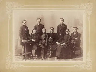 Овчаренко Е.М. Групповая постановочная фотография семьи Владимира Гавриловича Ульянинского. 1897.