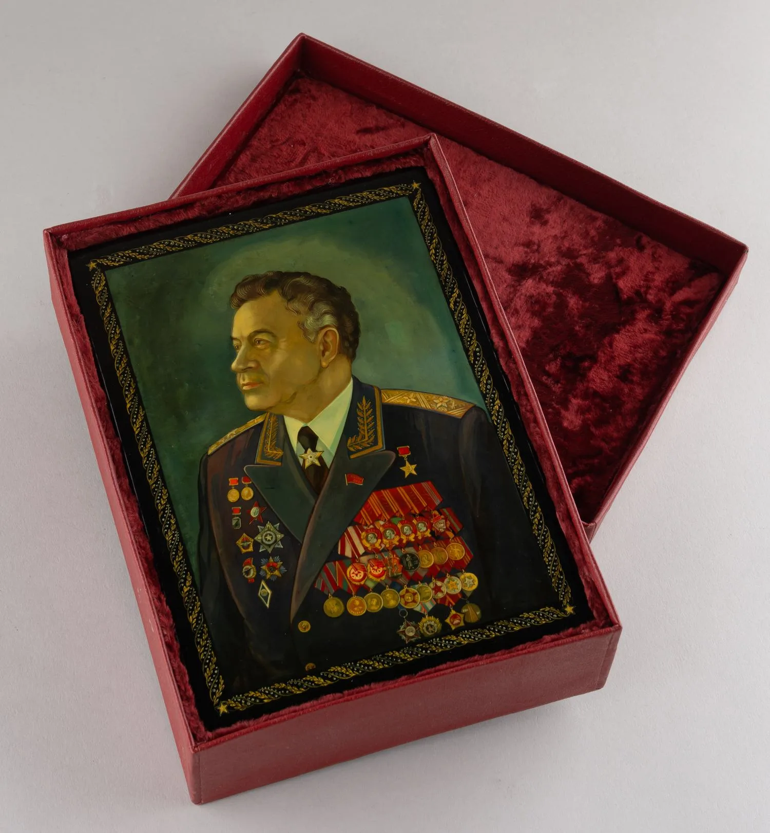 (Последний Главный маршал Советского Союза. Борис Бугаев – человек и самолёт). Заказная шкатулка с портретом маршала авиации Бориса Бугаева. СССР, Палех, художник- монограммист « С.Ш», 1993. — фото 3