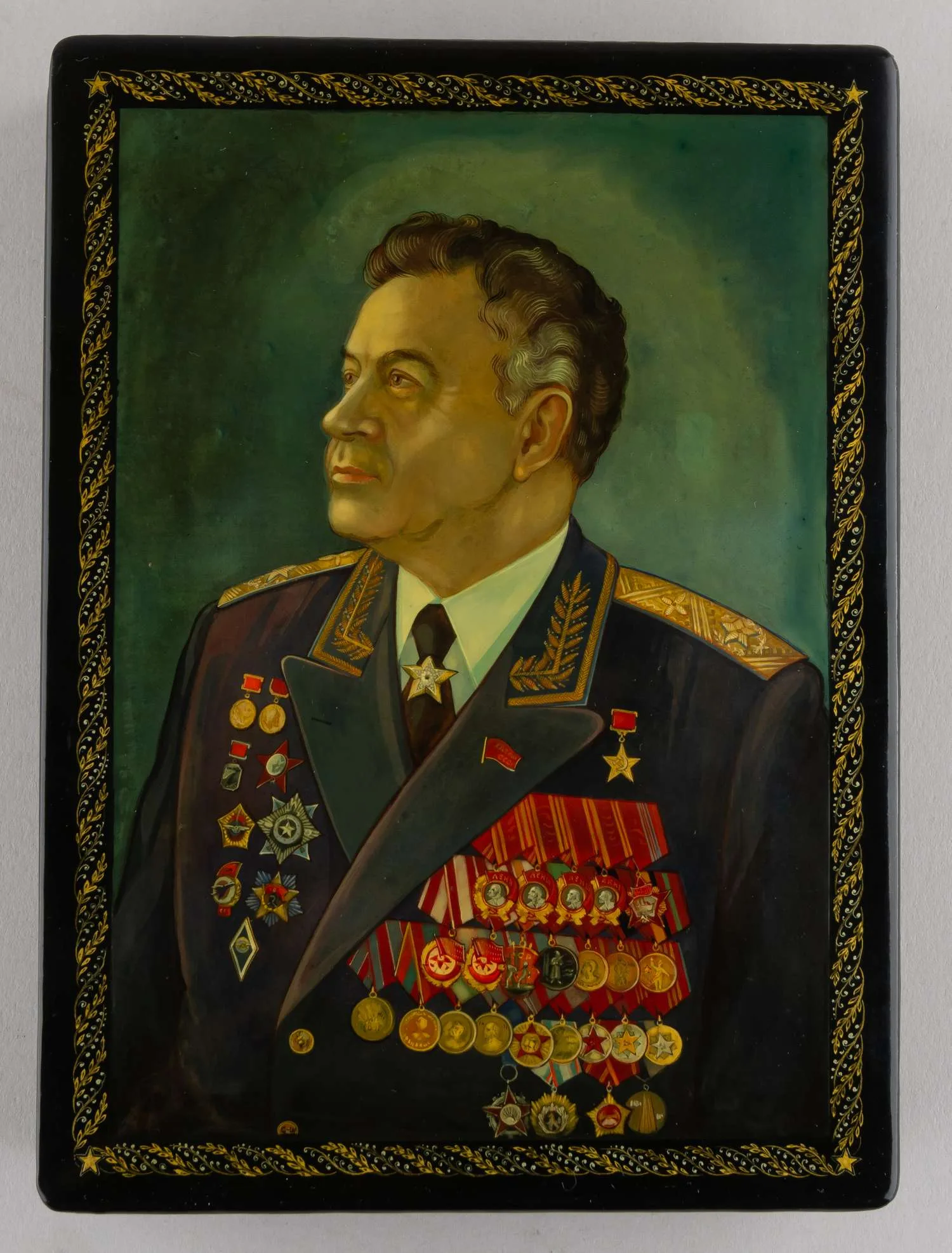 (Последний Главный маршал Советского Союза. Борис Бугаев – человек и самолёт). Заказная шкатулка с портретом маршала авиации Бориса Бугаева. СССР, Палех, художник- монограммист « С.Ш», 1993. — фото 1