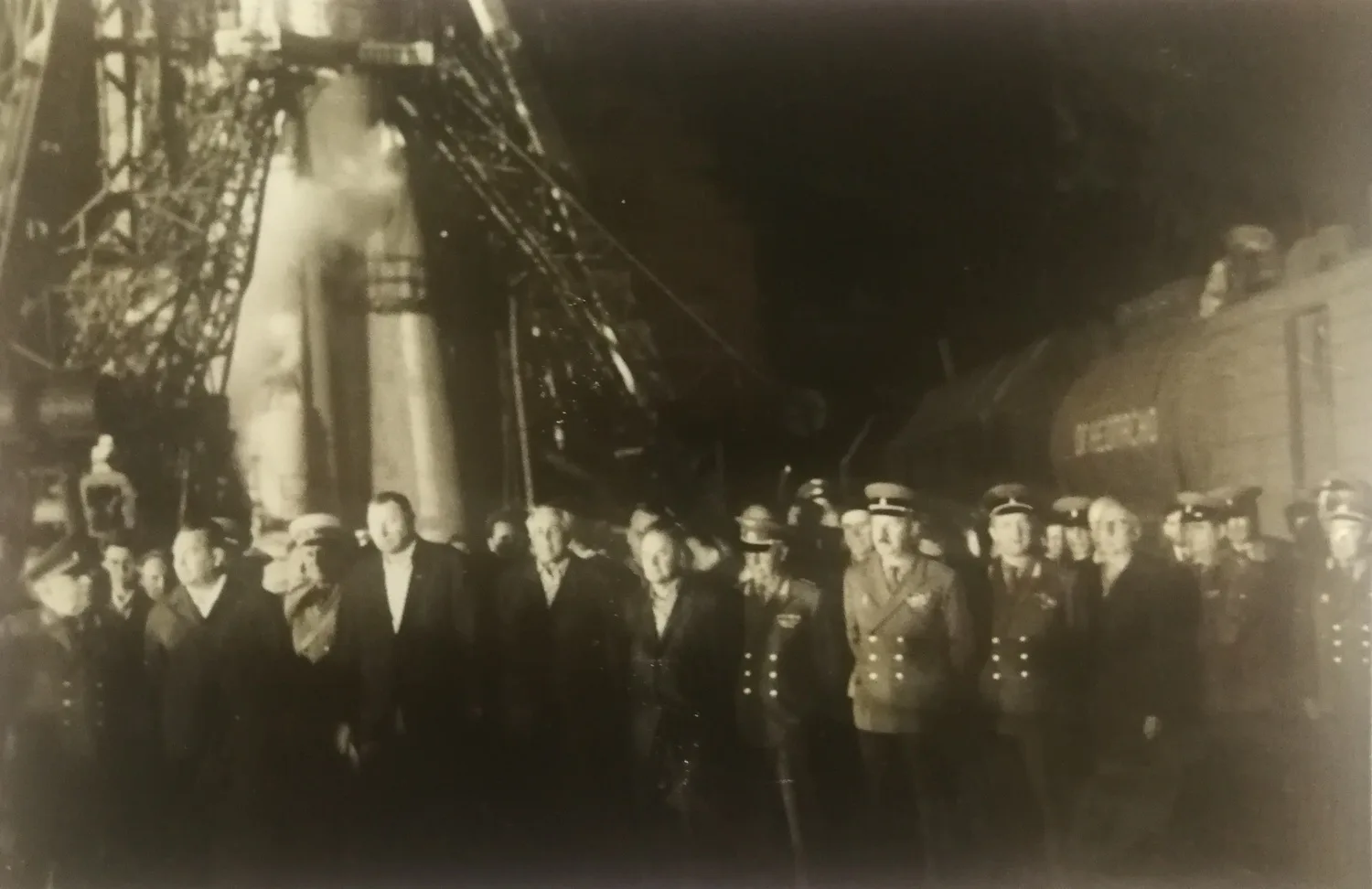 Подносной альбом «Союз-9». 11 фотографий. Подписан участниками полёта А.Г. Николаевым и В.И. Севостьяновым. 1970. — фото 5