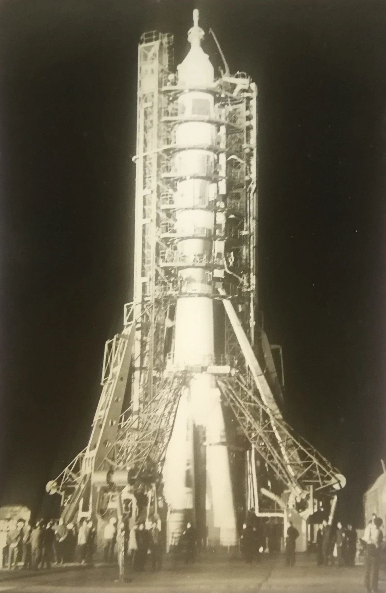 Подносной альбом «Союз-9». 11 фотографий. Подписан участниками полёта А.Г. Николаевым и В.И. Севостьяновым. 1970. — фото 4