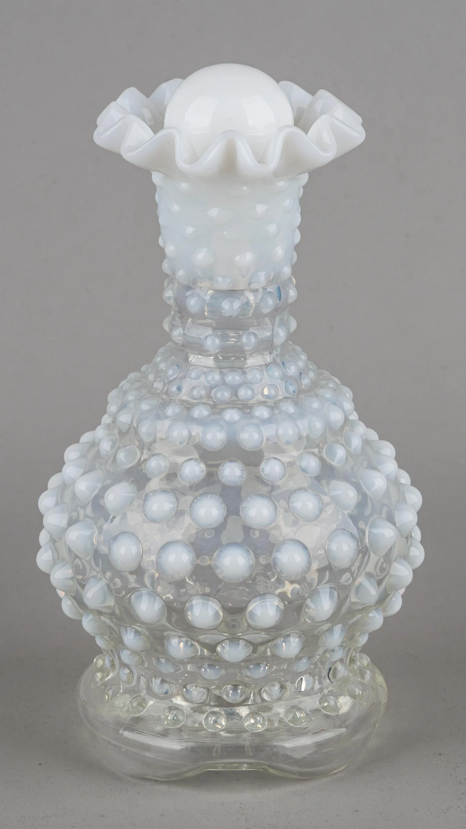Сосуд для масла опалового стекла в технике hobnail. Чехия, Богемия, 1980-90-е годы. — фото 1