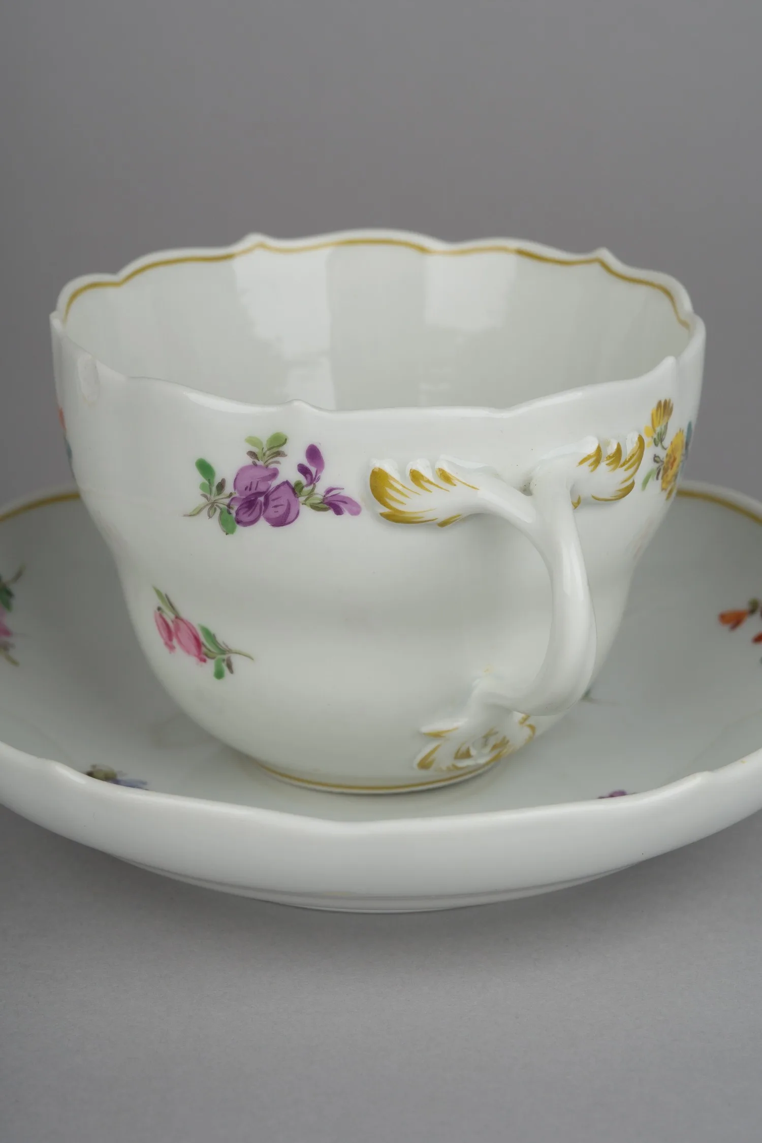Чайная пара с цветочным узором. Германия, мануфактура Meissen, конец XIX - начало XX века. — фото 3