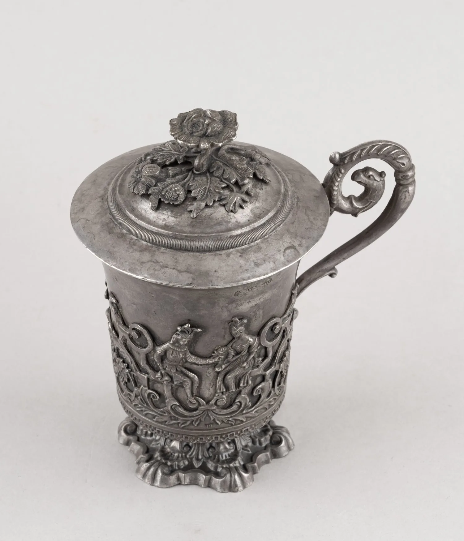 Кружка с крышкой с накладным декором с изображением галантных сцен. Россия, Москва, мастер-монограммист «Н.Г». 1843–1847 годы. — фото 1