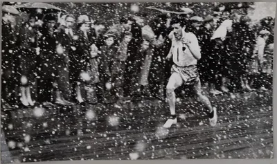 Шандрин В.С. Фотография «Погода спорту не помеха». 1970.
