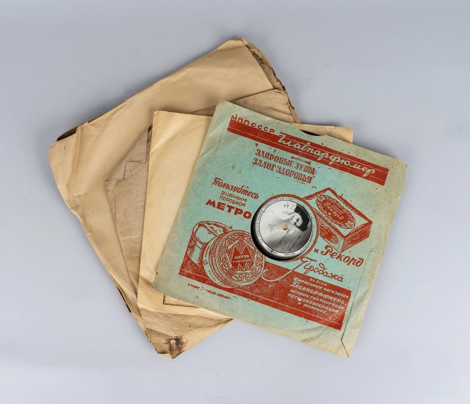 Патефон-чемоданчик и семь пластинок. СССР, Московский патефонный завод, 1950-ые годы. — фото 7