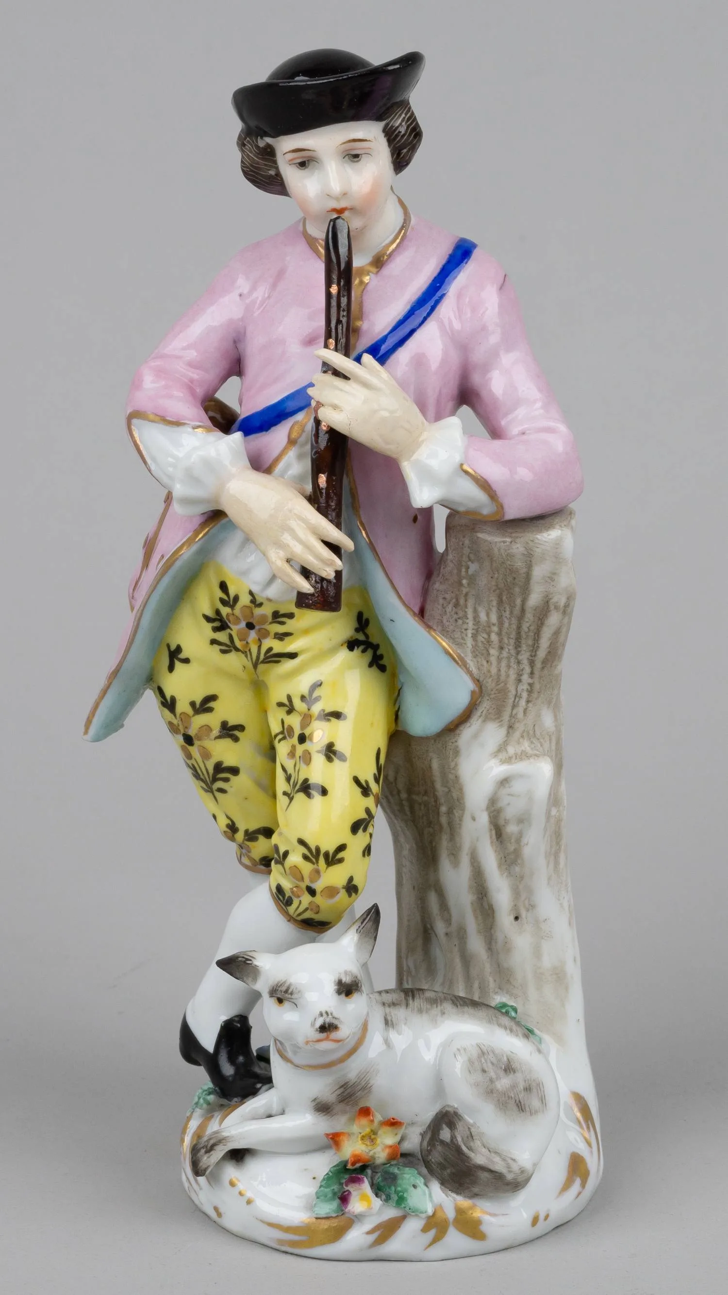 Статуэтка «Знатный юноша, играющий на флейте». Англия, мануфактура Chelsea porcelain, 1750-е годы. — фото 1