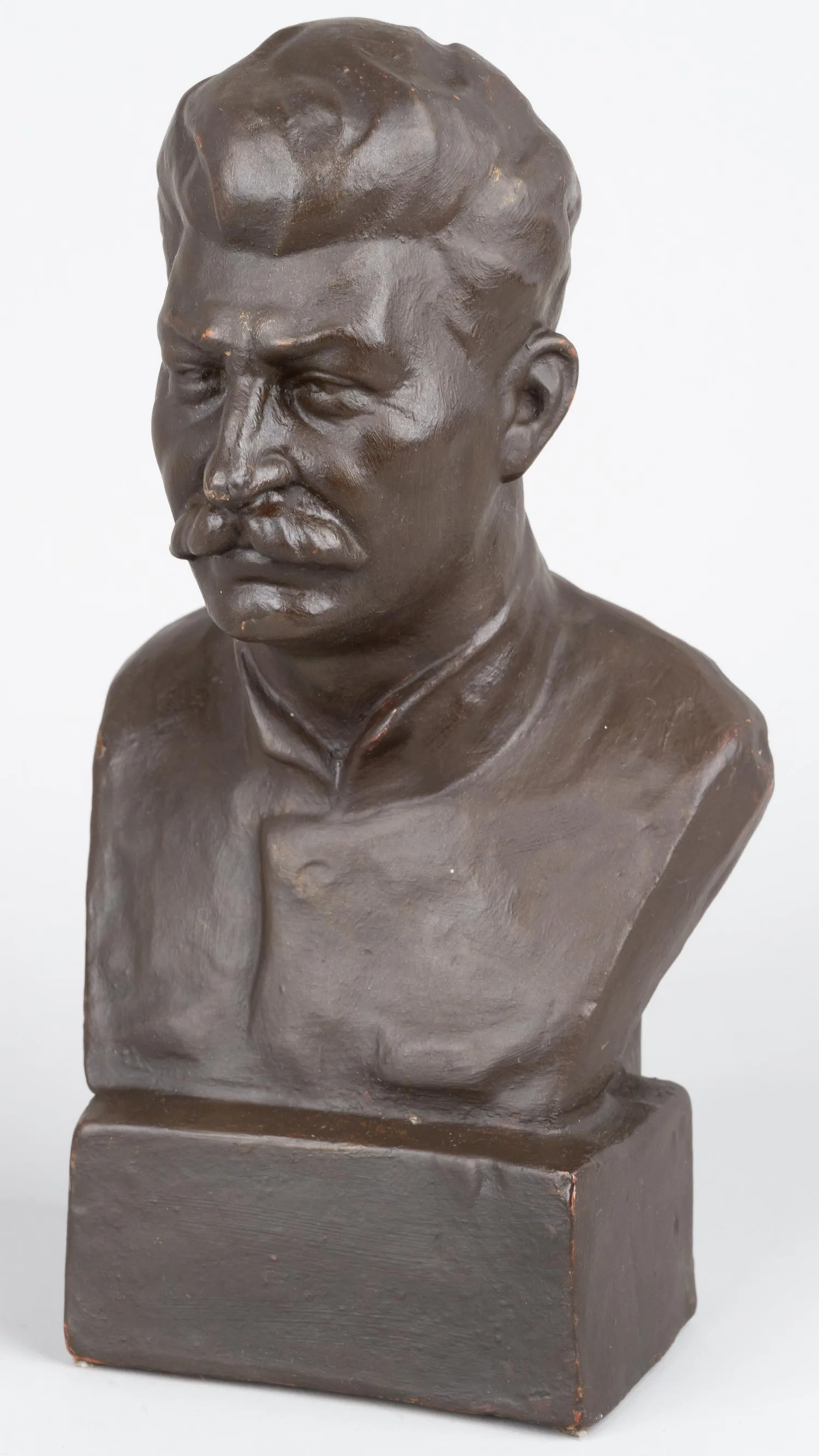 Бюст И. В. Сталина. СССР, Комбинат Всекохудожник Гжель, скульптор Н. Василик, 1933 год. — фото 1