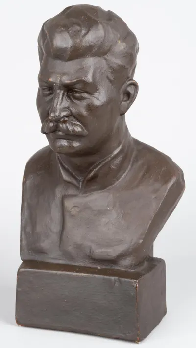 Бюст И. В. Сталина. СССР, Комбинат Всекохудожник Гжель, скульптор Н. Василик, 1933 год.