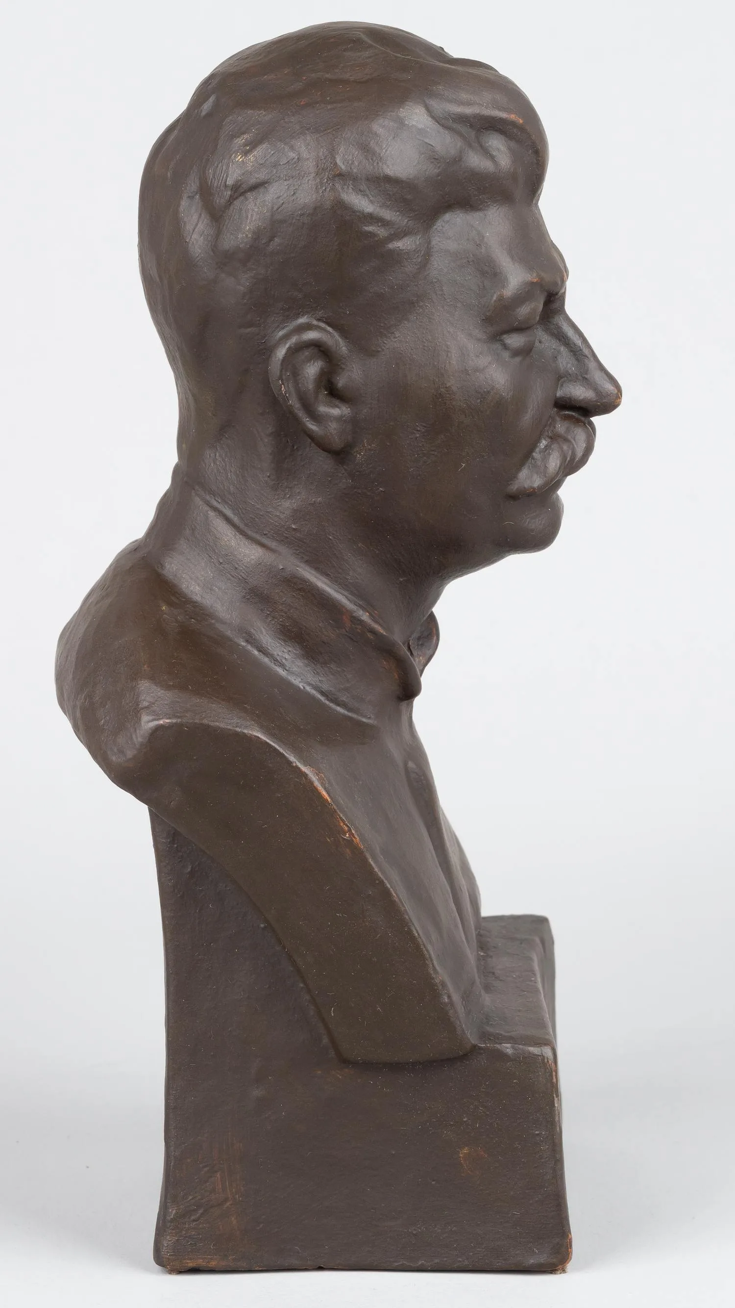 Бюст И. В. Сталина. СССР, Комбинат Всекохудожник Гжель, скульптор Н. Василик, 1933 год. — фото 3