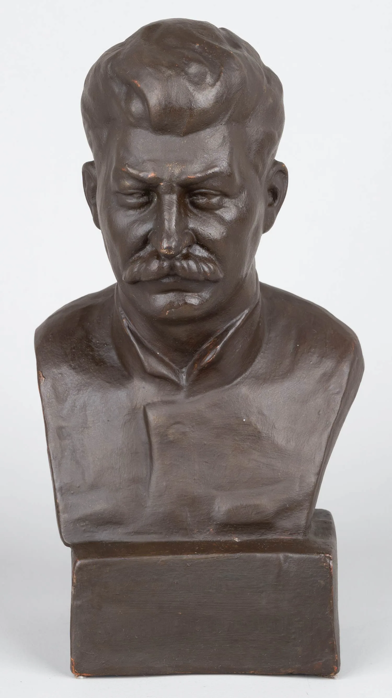 Бюст И. В. Сталина. СССР, Комбинат Всекохудожник Гжель, скульптор Н. Василик, 1933 год. — фото 2
