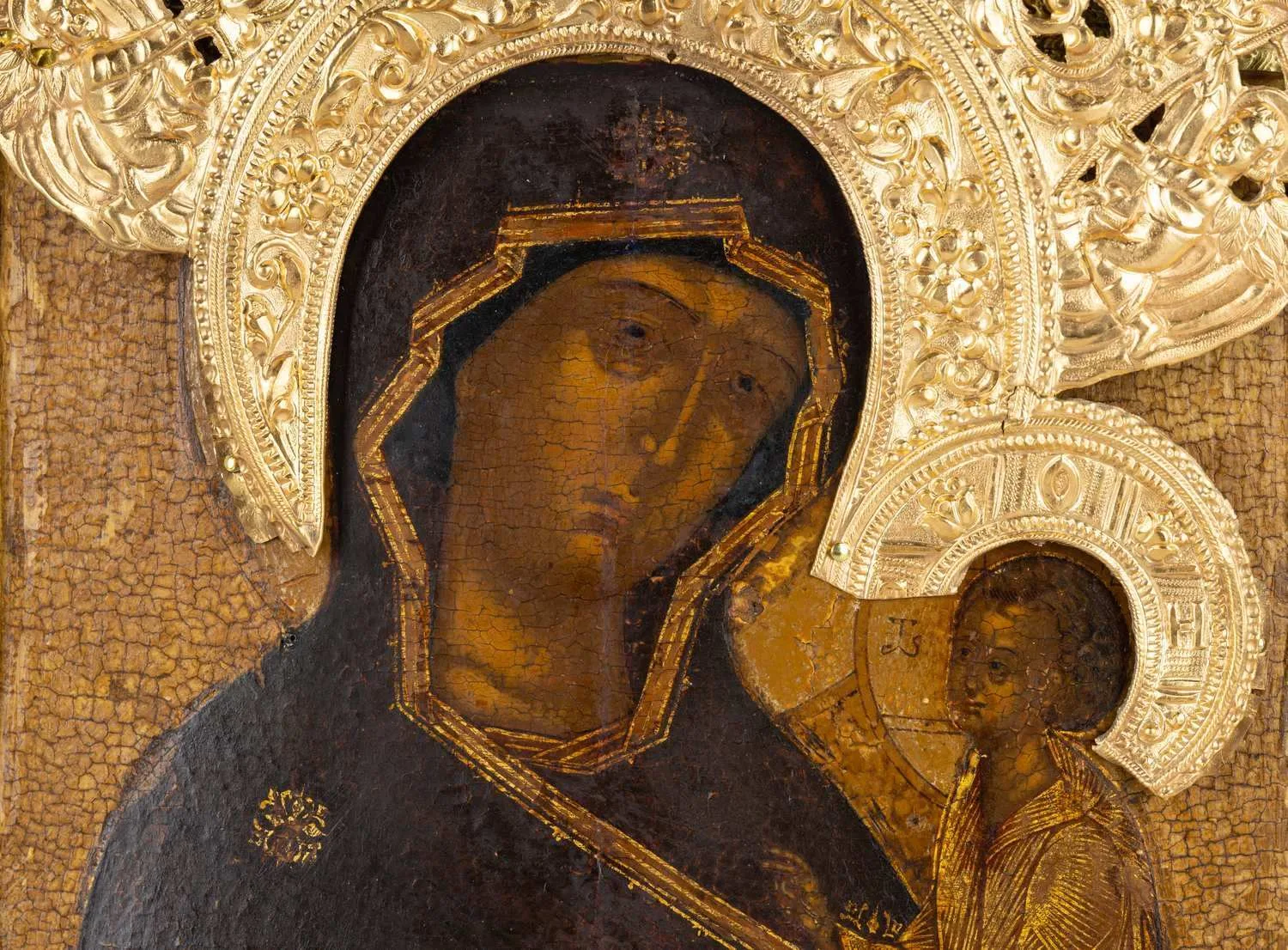 Икона «Тихвинская Богоматерь» в басме. Россия, конец XVI века. — фото 2
