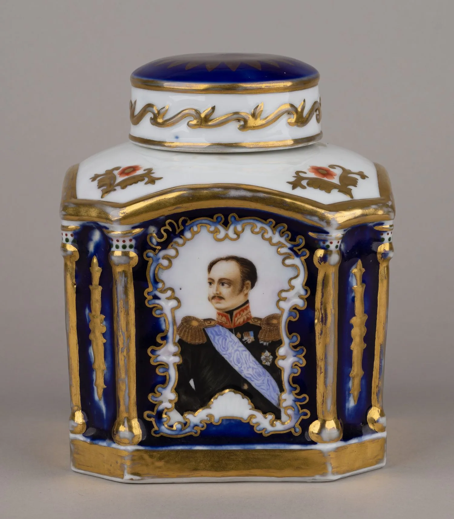 Чайница с изображением Николая I. Россия, завод А.Т. Сафронова, 1830-е - 1840-е годы. — фото 2