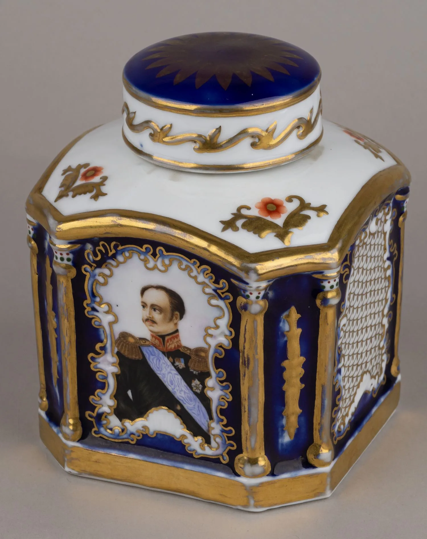 Чайница с изображением Николая I. Россия, завод А.Т. Сафронова, 1830-е - 1840-е годы. — фото 1