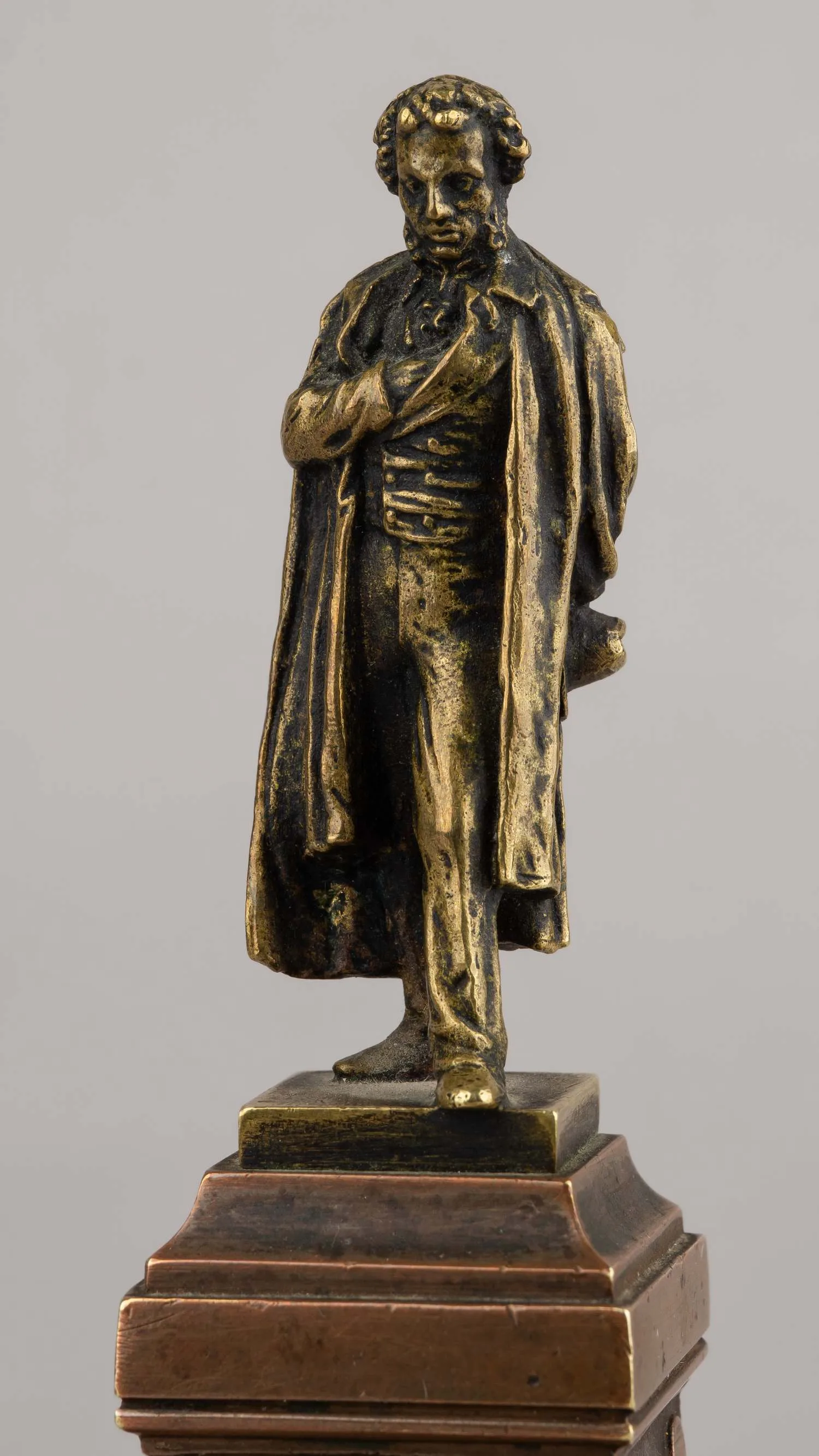 Скульптура кабинетная "Памятник А.С. Пушкину". Россия, Москва, H.Moret, 1899. Уменьшенная копия памятника, установленного в 1880 г. в Москве, авторства Опекушина Александра Михайловича. — фото 5
