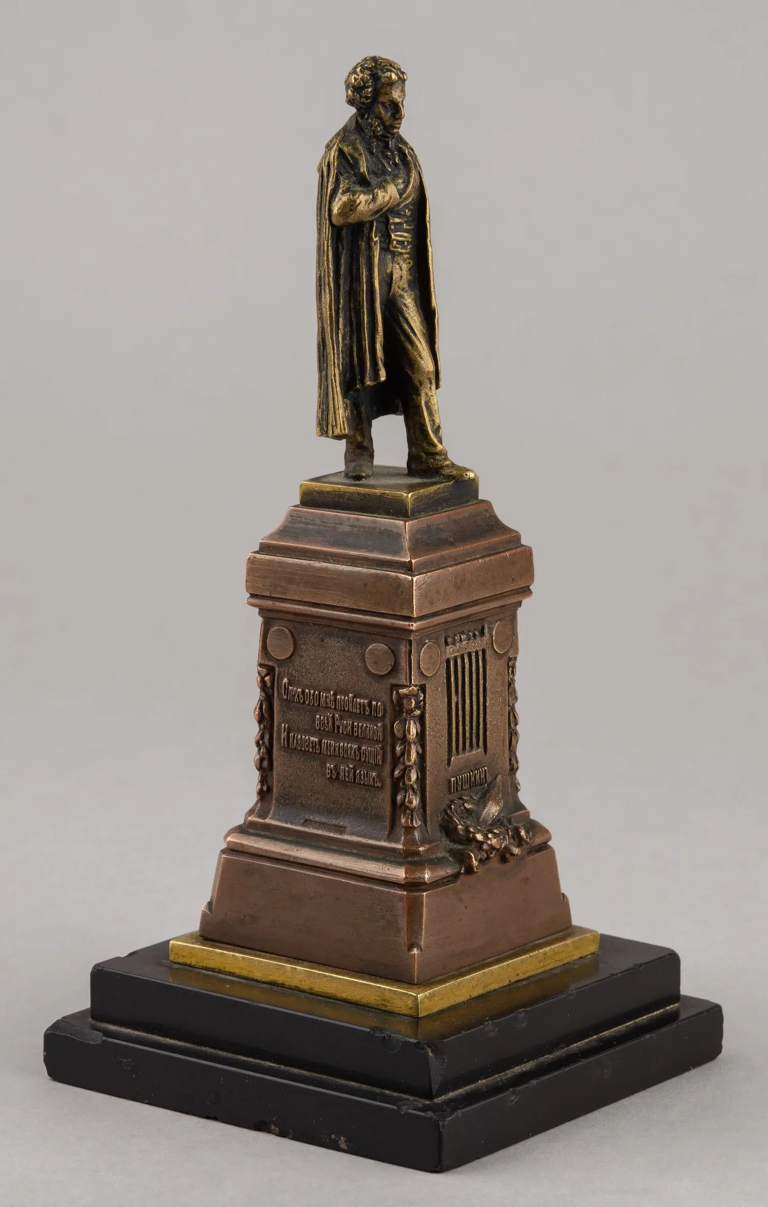 Скульптура кабинетная "Памятник А.С. Пушкину". Россия, Москва, H.Moret, 1899. Уменьшенная копия памятника, установленного в 1880 г. в Москве, авторства Опекушина Александра Михайловича. — фото 3