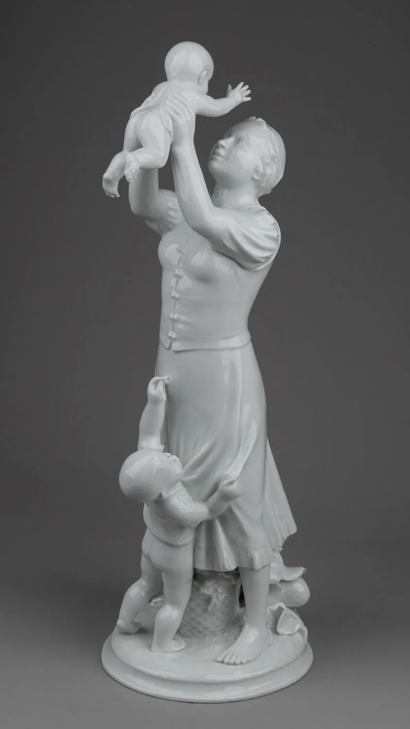 (Мейсен) Скульптура «Материнство». Германия, мануфактура Meissen, скульптор A. Struck, 1930-40-е годы. — фото 1