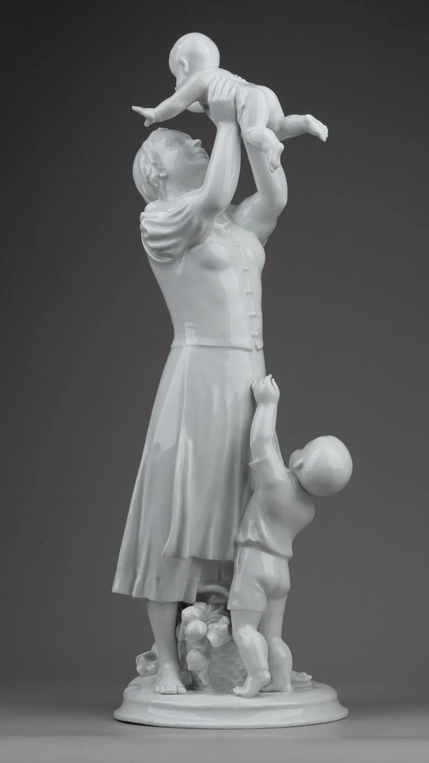 (Мейсен) Скульптура «Материнство». Германия, мануфактура Meissen, скульптор A. Struck, 1930-40-е годы. — фото 2