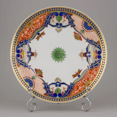 Тарелка с орнаментом. Россия, Императорский фарфоровый завод. 1825-1840 годы.