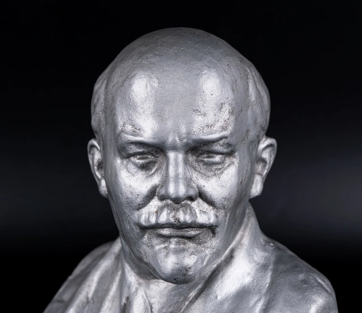 Скульптурный бюст «В.И. Ленин». СССР, Гжель, автор формы Н.Василик, 1940. — фото 3