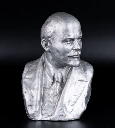Скульптурный бюст «В.И. Ленин». СССР, Гжель, автор формы Н.Василик, 1940.