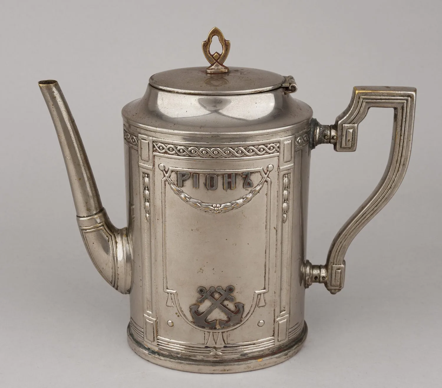 (Крейсер "Рион") Кофейник с символикой крейсера. Россия, 1900-1910-е гг. — фото 1