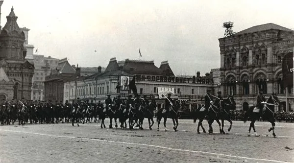 Халип Я.Н. Фотография «Кавалеристы на параде 1 мая 1938 года». — фото 1