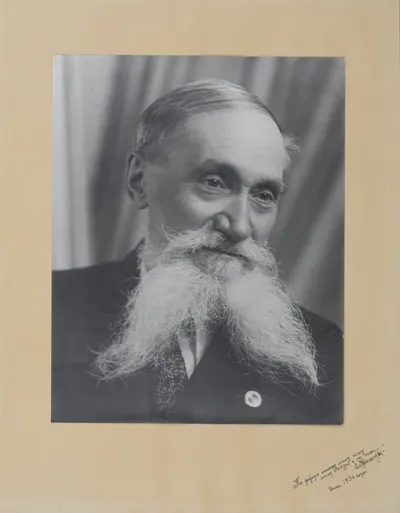 Крупноформатный фотопортрет Е. Каменского. Дарственная надпись. 1956.