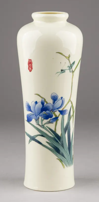 Ваза с изображением богомола. Китай, 1940-1950-е годы.
