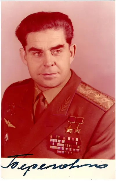 Фотооткрытка с автографом Георгия Тимофеевича Берегового. 1970-е годы.