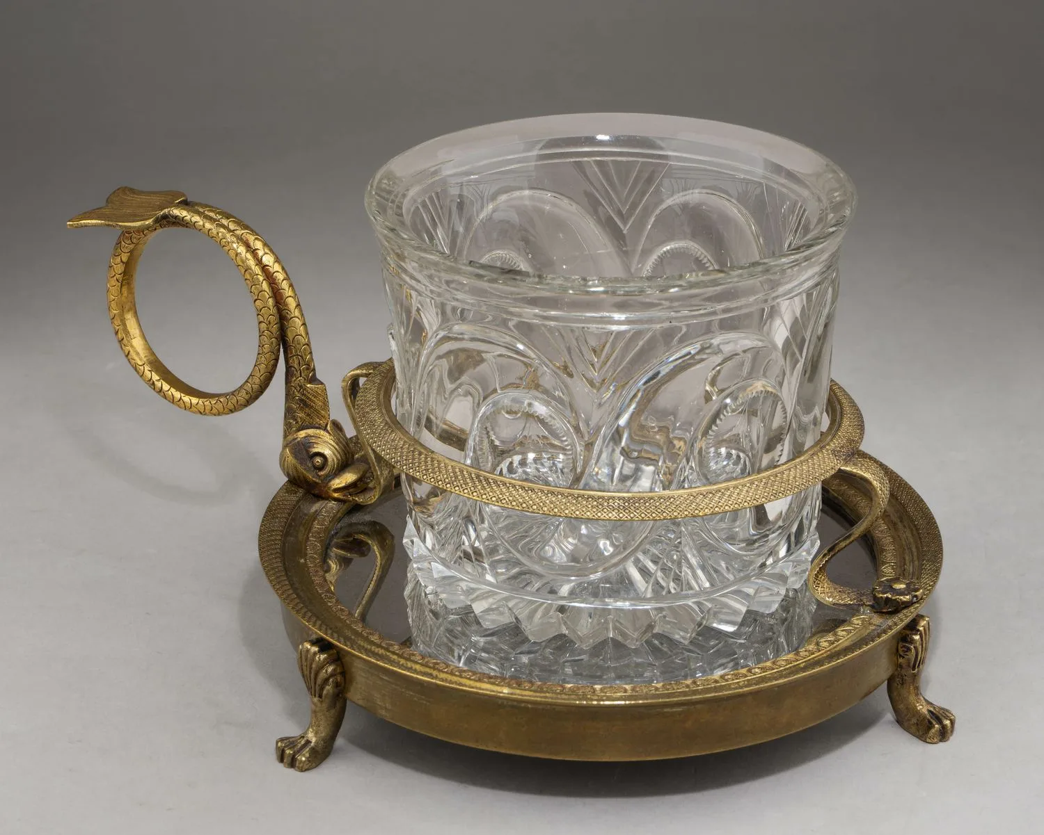 (Ампир) Подстаканник с ручкой "дельфином". Россия, 1820-30-е годы. — фото 2