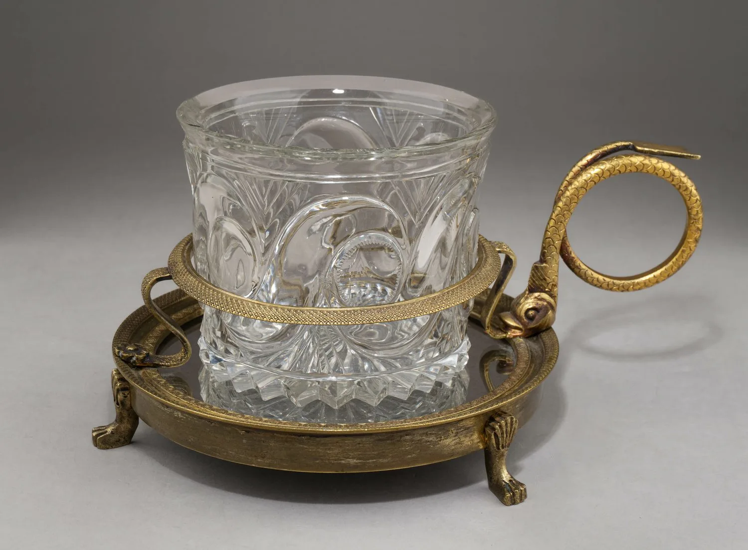 (Ампир) Подстаканник с ручкой "дельфином". Россия, 1820-30-е годы. — фото 1