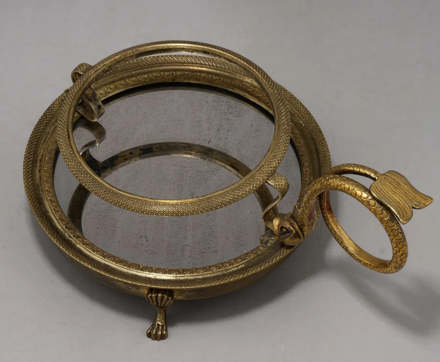 (Ампир) Подстаканник с ручкой "дельфином". Россия, 1820-30-е годы. — фото 3