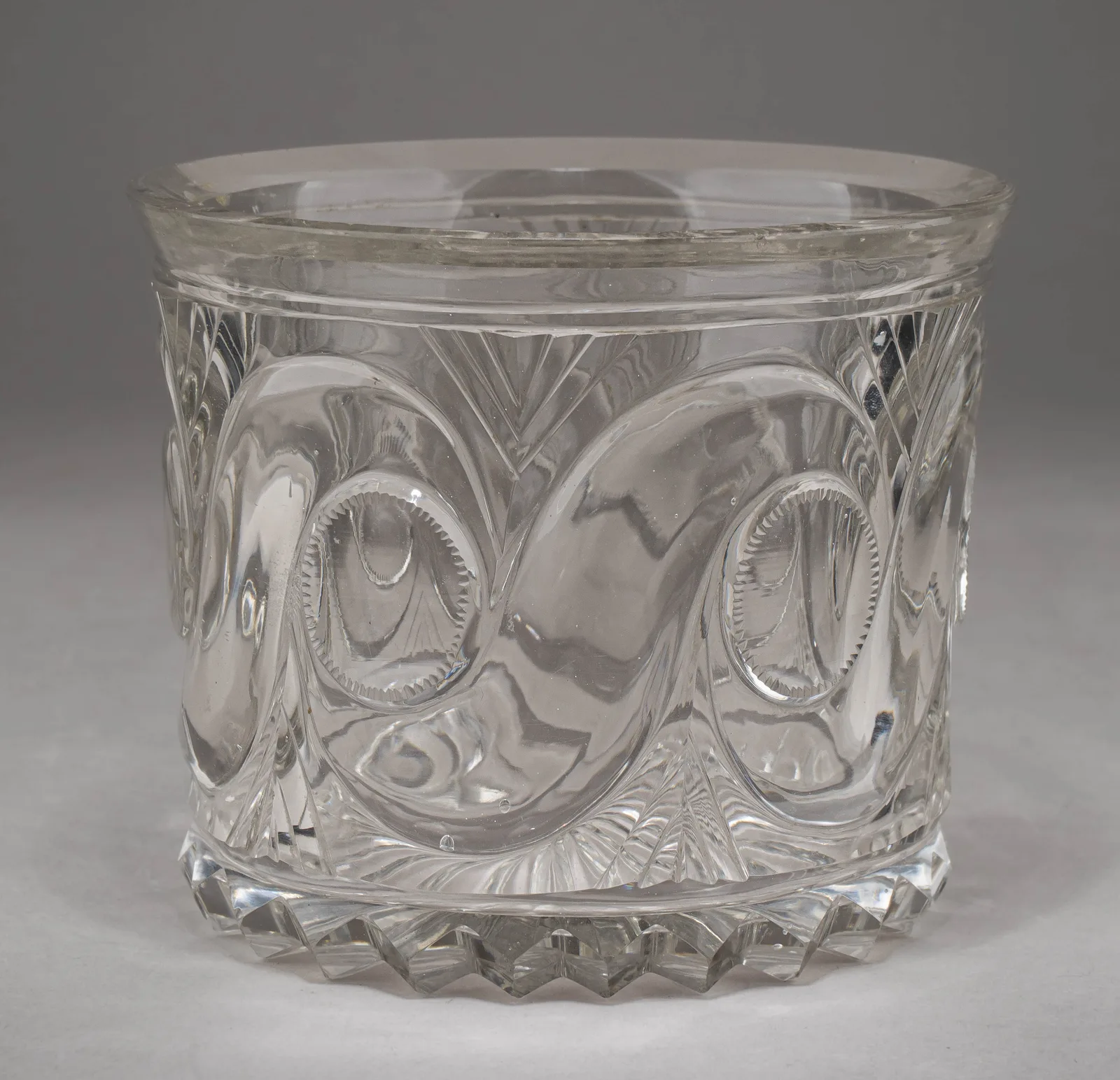 (Ампир) Подстаканник с ручкой "дельфином". Россия, 1820-30-е годы. — фото 6