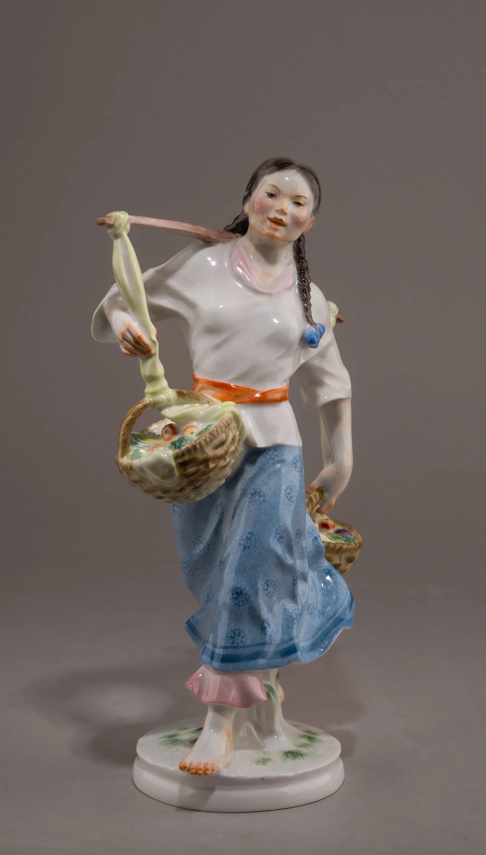 (Мейсен) Скульптура «Кореянка». Германия, мануфактура Мейсен (Meissen), по модели 1953 года Герхарда Бохманна (Gerhard Bochmann), 1956. — фото 2