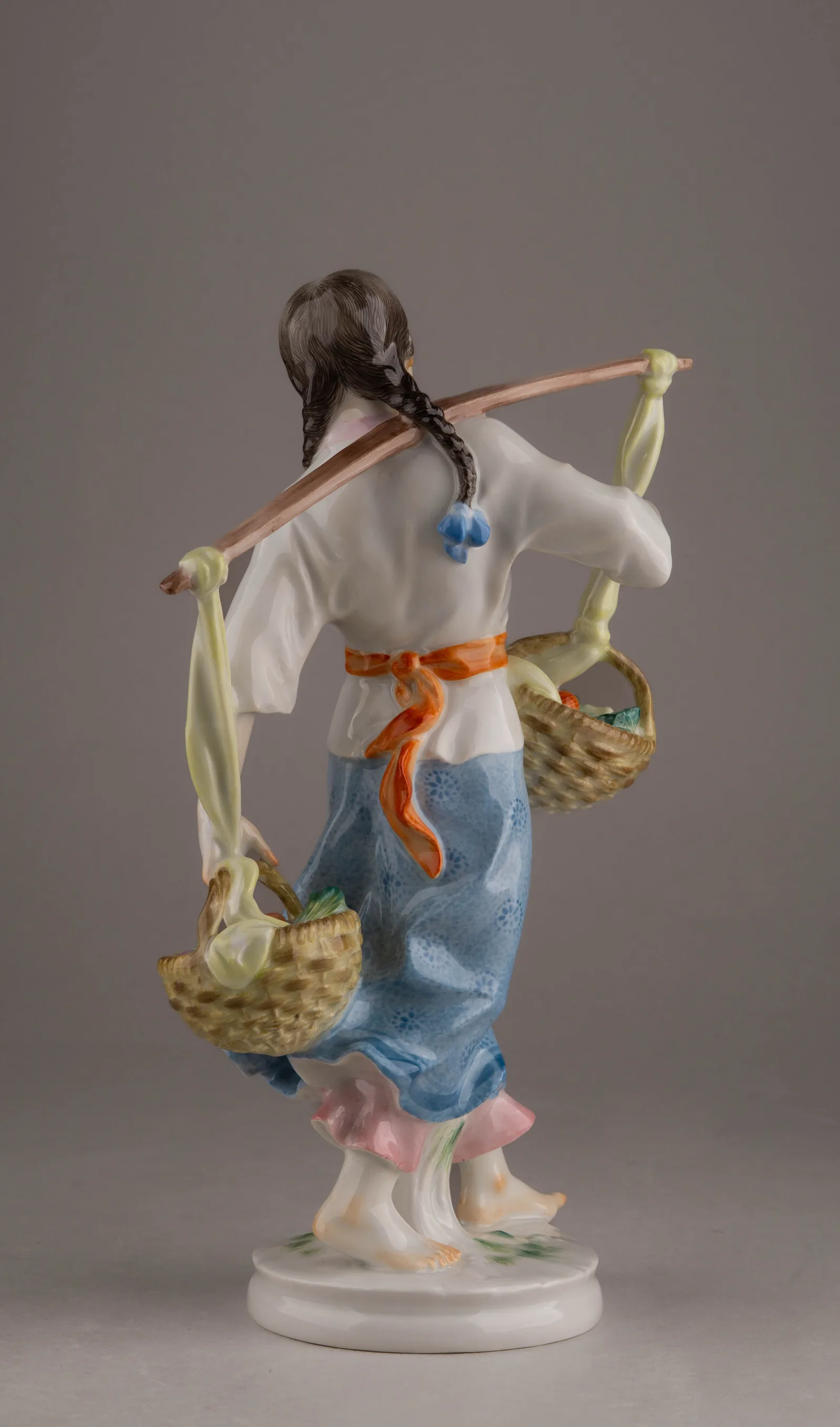 (Мейсен) Скульптура «Кореянка». Германия, мануфактура Мейсен (Meissen), по модели 1953 года Герхарда Бохманна (Gerhard Bochmann), 1956. — фото 4