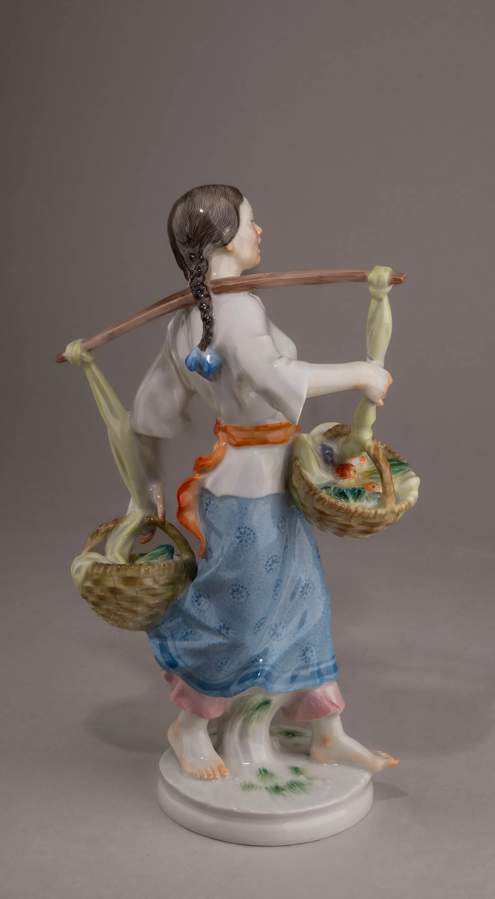 (Мейсен) Скульптура «Кореянка». Германия, мануфактура Мейсен (Meissen), по модели 1953 года Герхарда Бохманна (Gerhard Bochmann), 1956. — фото 3
